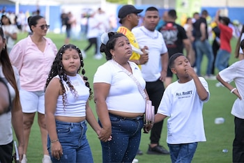 Familias y menores de edad tuvieron que resguardarse de los violentos en la gramilla del estadio Jaraguay - crédito Colprensa
