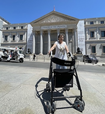 Maricarmen frente al Congreso de los diputados. (Sindicato de Inquilinas)