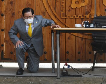 Lee Man-hee se arrodilla durante