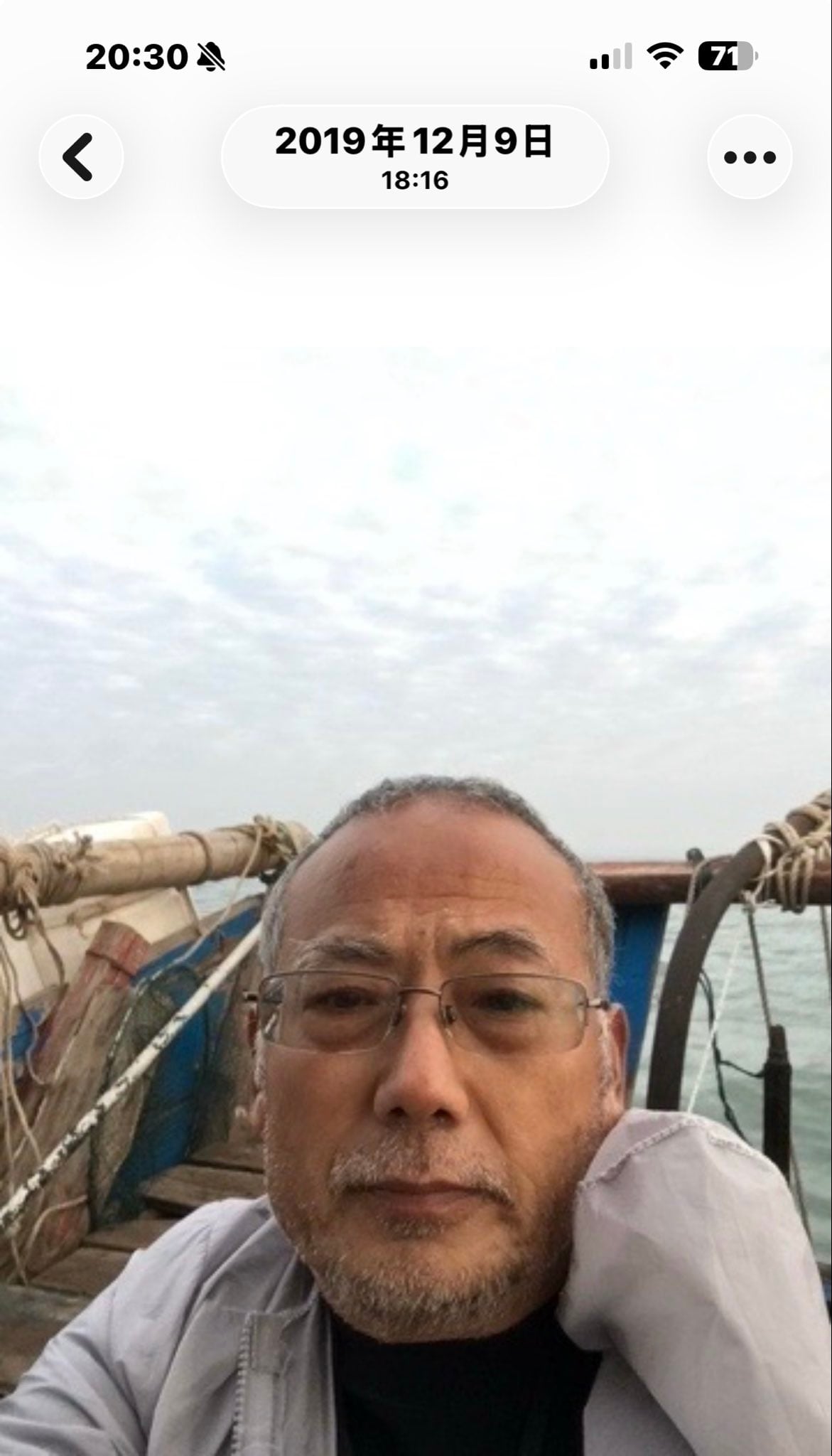Dong Guangping, disidente chino de 68 años, llegó inconsciente a aguas surcoreanas tras más de 30 horas en el mar. (Foto: Sheng Xue / X)