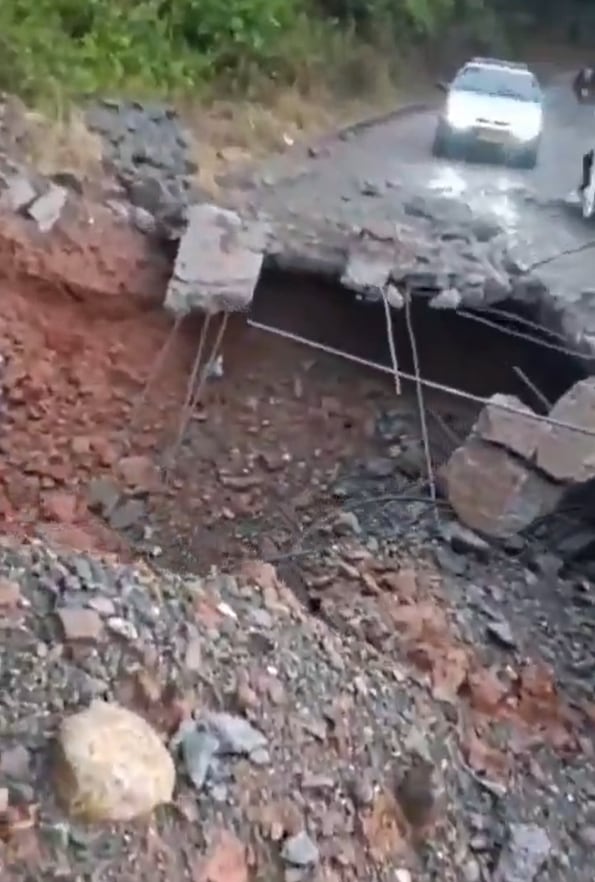 Un colapso vial destruye la superficie de una carretera de hormigón mientras un vehículo circula por el tramo habilitado - crédito X (- crédito X)