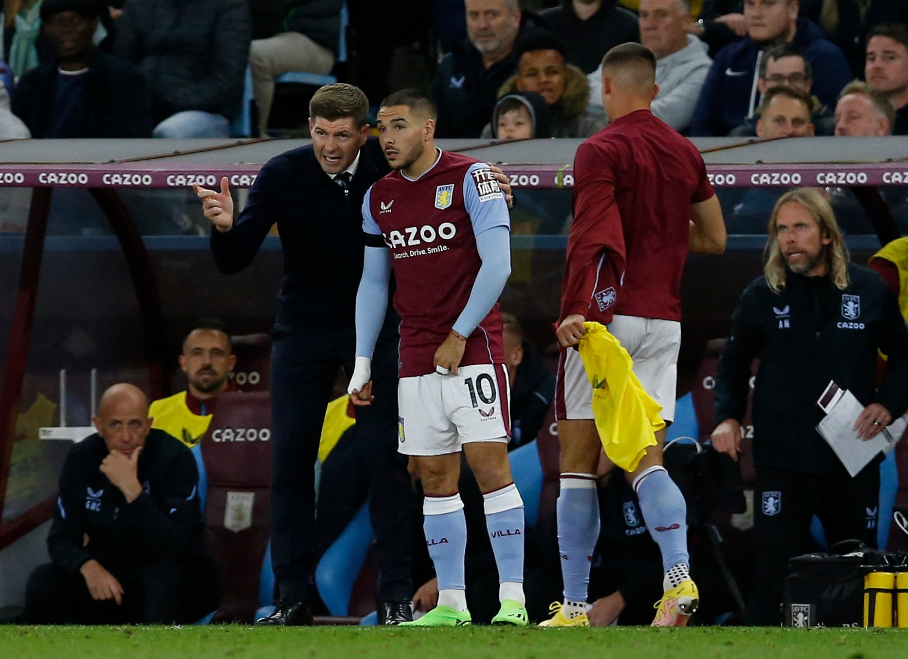 Los mejores recuerdos futbolísticos de Gerrard, como los goles ante Olympiacos y West Ham, están ligados a sus icónicos botines (REUTERS/Craig Brough)