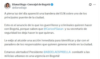Las autoridades de Bogotá investigan la aparición de una bandera del ELN en un puente vehicular de Kennedy - crédito @dianadiago/X