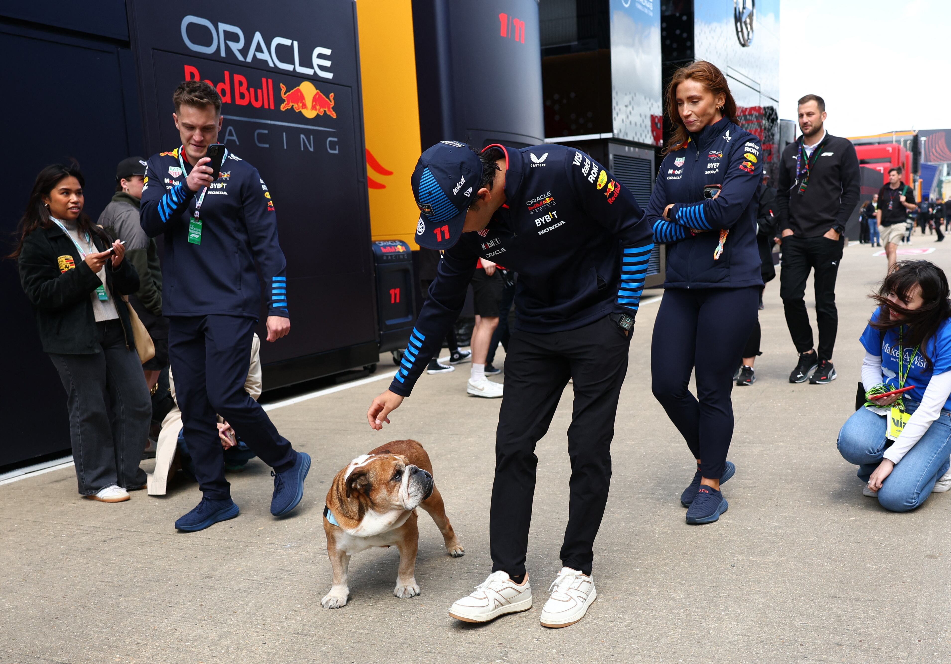 El mexicano Sergio Pérez con Roscoe en Silverstone (Foto: Reuters/Andrew Boyers)