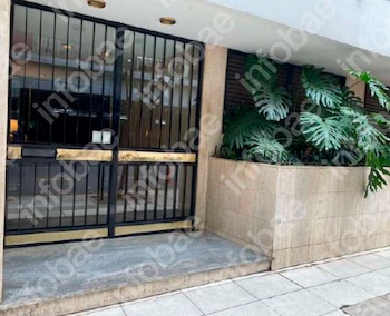 Usa silla de ruedas, no puede entrar sin ayuda a su edificio en Recoleta y la Justicia obligó al consorcio a adaptar el acceso