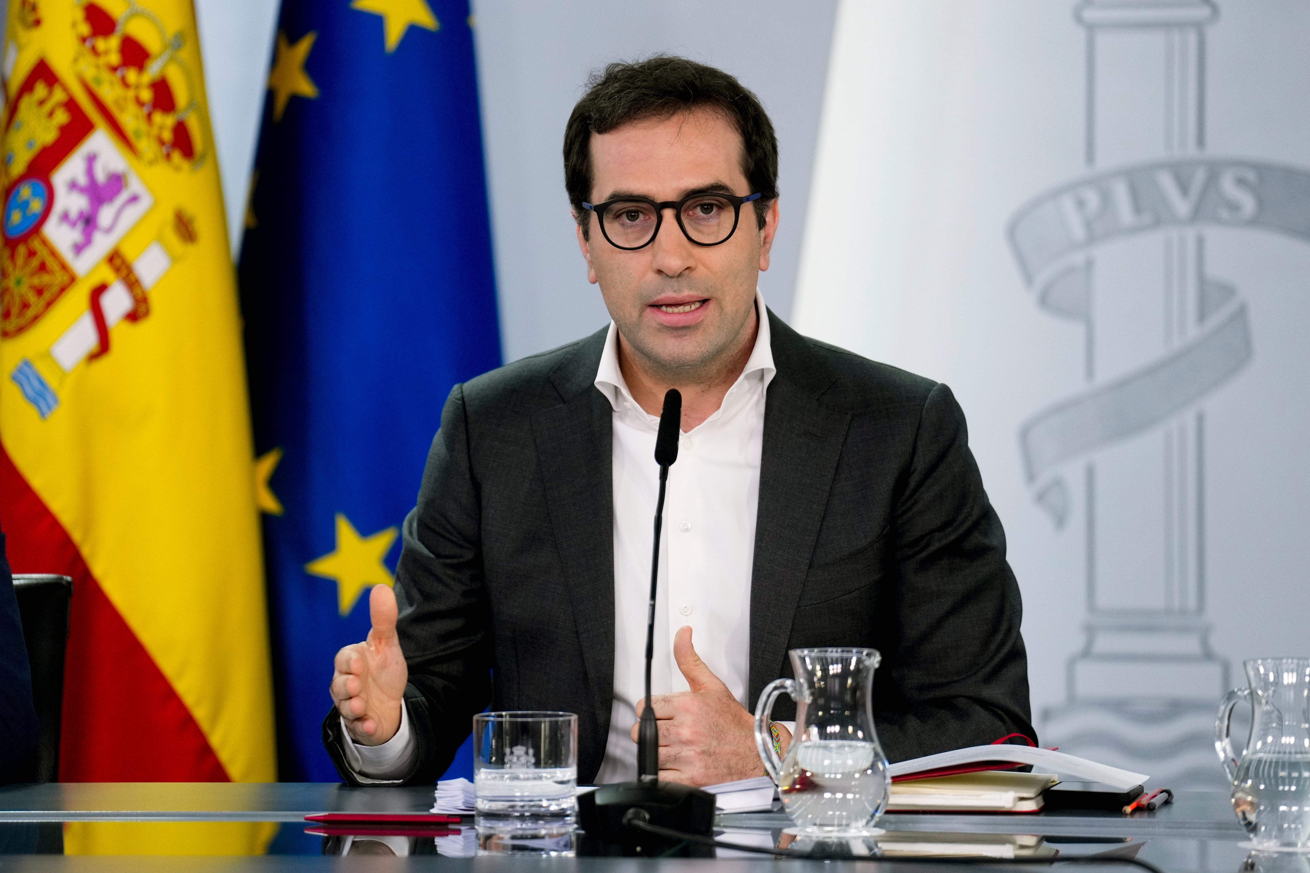 El vicepresidente primero y ministro de Economía, Comercio y Empresa, Carlos Cuerpo, durante una rueda de prensa posterior al Consejo de Ministros. (EFE/ Borja Sanchez-trillo)