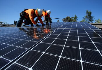 Instalación de paneles solares en California (Reuters/archivo)