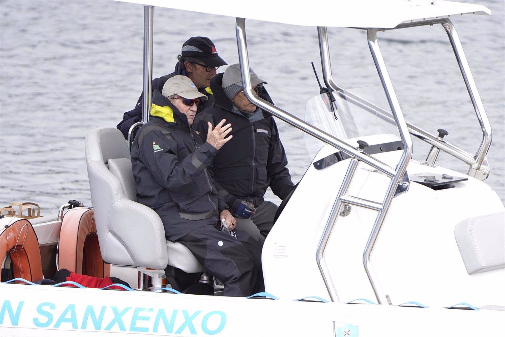 El rey Juan Carlos y Pedro Campos navegando, en Sanxenxo (España). (Ángel Díaz Briñas - Europa Press)