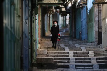 Un hombre pasa junto a