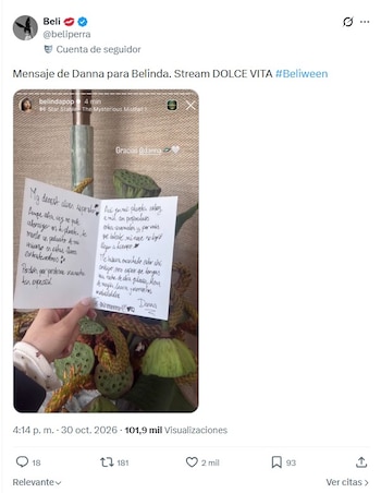 Captura de pantalla de una publicación en redes sociales con una fotografía de una carta manuscrita sostenida frente a un arreglo vegetal