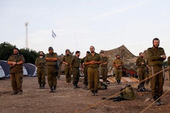 Los soldados rezan en una posición de artillería israelí cerca de la frontera entre Israel y el Líbano, en el norte de Israel (REUTERS/Alexander Ermochenko)