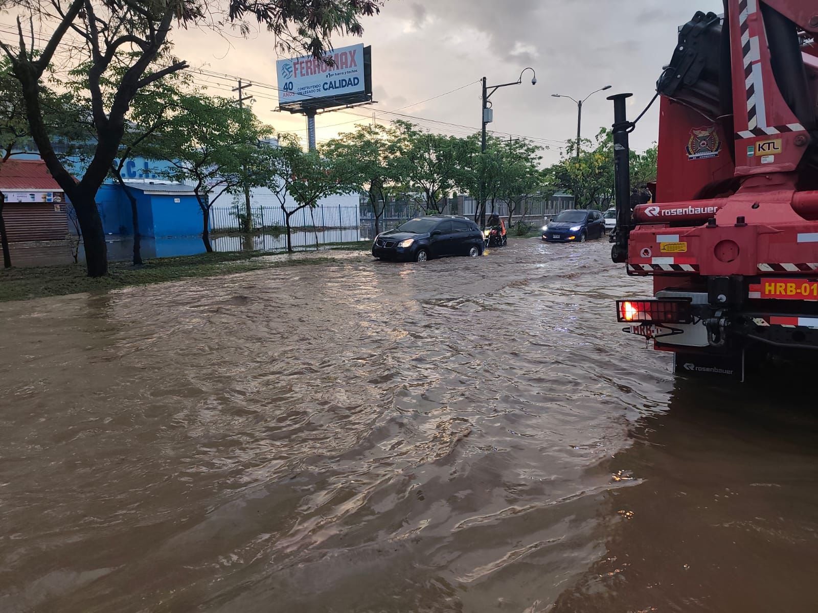 La acumulación de agua afectó la circulación cerca del mercado Dandy. La 20 calle y la 7 calle reportaron inundaciones durante la mañana. (Foto: Cuerpo de bomberos)