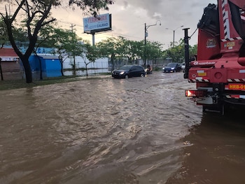 La acumulación de agua afectó la circulación cerca del mercado Dandy. La 20 calle y la 7 calle reportaron inundaciones durante la mañana. (Foto: Cuerpo de bomberos)