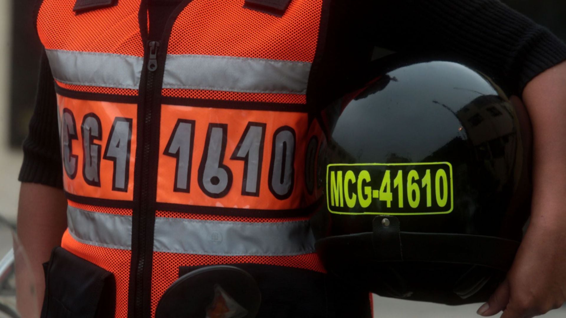 Las sanciones por incumplir con el uso de chalecos con la placa y cascos certificados asciende hasta los 428 soles. Foto: Andina