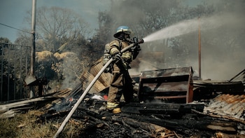 Voraz incendio destruye vivienda de