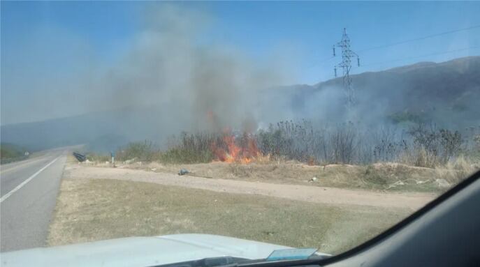 Un incendio en la Ruta Nacional 38 obliga a extremar precauciones por la acumulación de humo y baja visibilidad (El Ancasti)