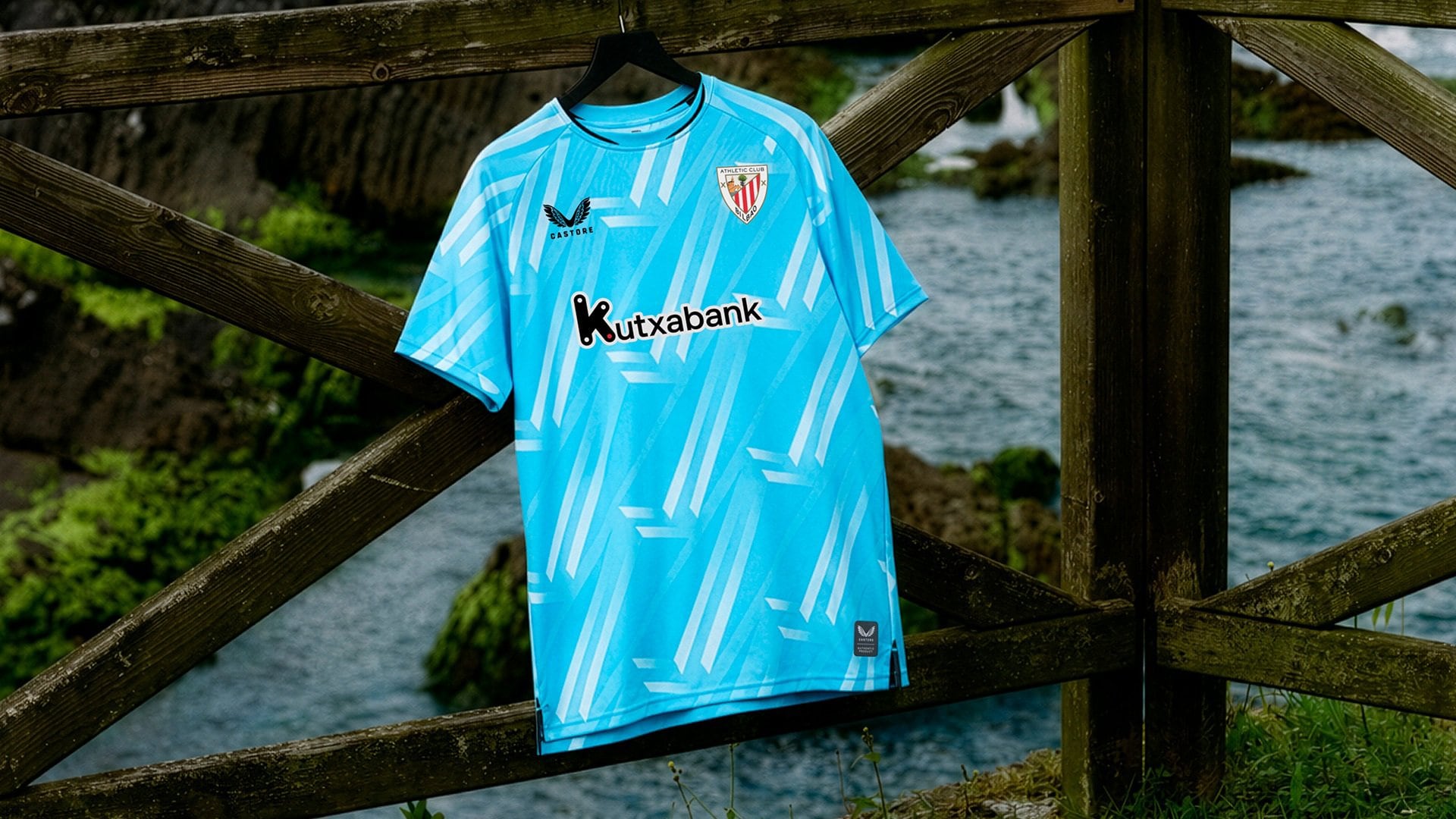 El Athletic Club presenta la tercera equipación con el azul como protagonista