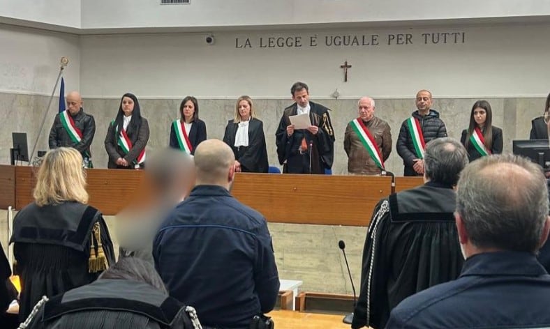 Los acusados escucharon el veredicto sin mostrar reacción ni arrepentimiento (Foto: Maremma Oggi)