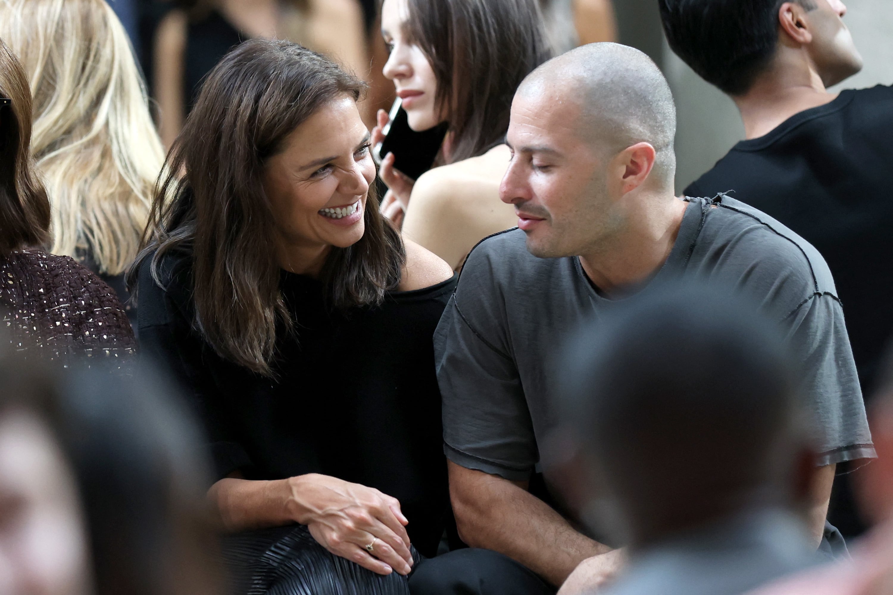 Katie Holmes y Jason Bard Yarmosky en la primer fila de la Semana de la Moda (AFP)