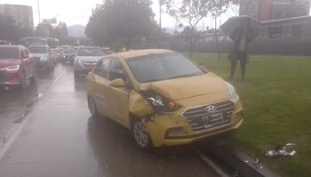 Un taxi colisionó con un