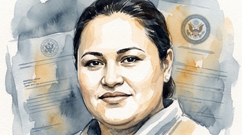 Ilustración acuarela de una mujer de rostro redondeado, cabello oscuro recogido, con sellos y documentos difuminados del Departamento de Estado al fondo.