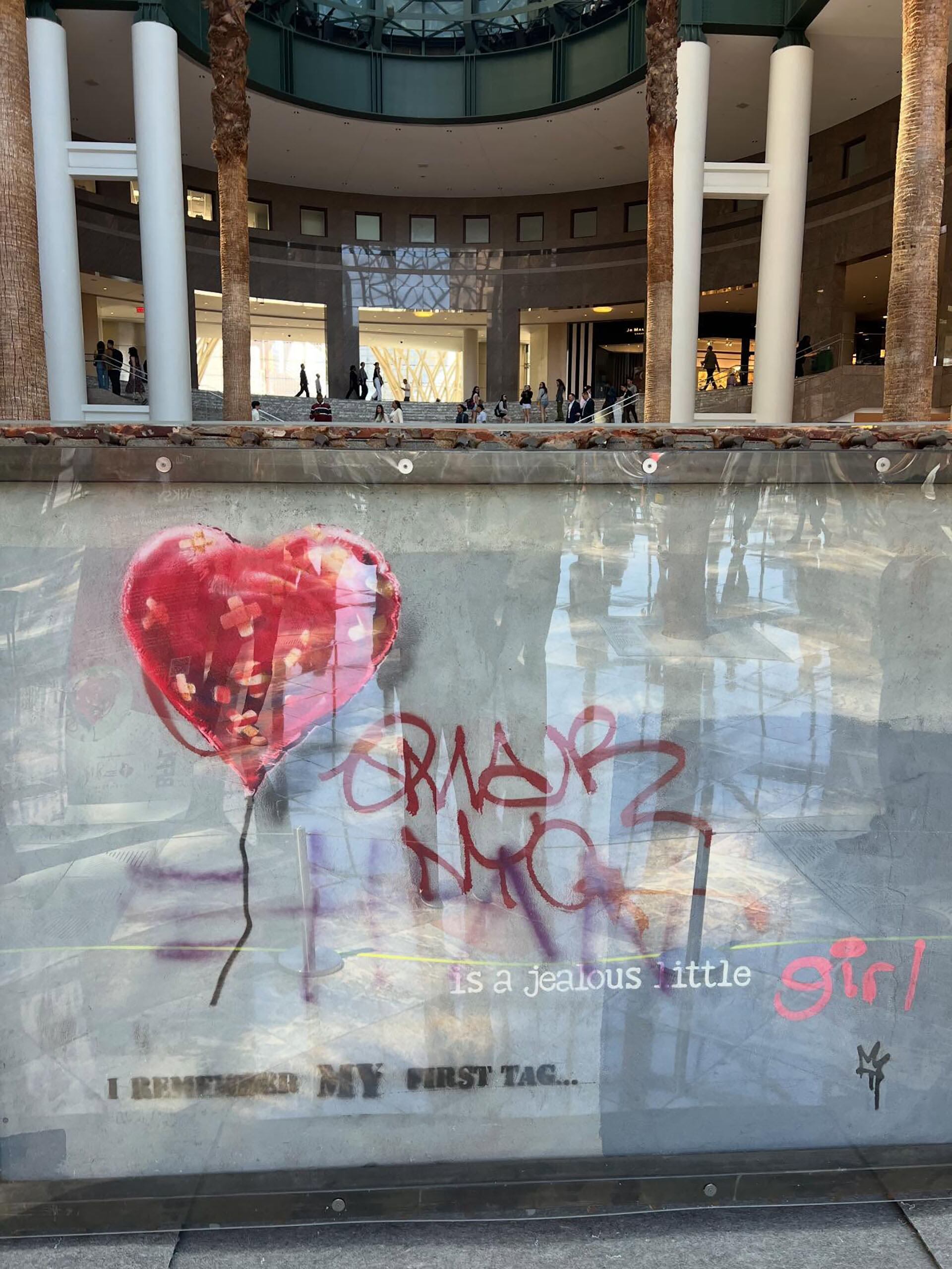 El artista británico mantiene el misterio sobre su involucramiento en la intervención posterior al mural(@cristina.in.newyork)