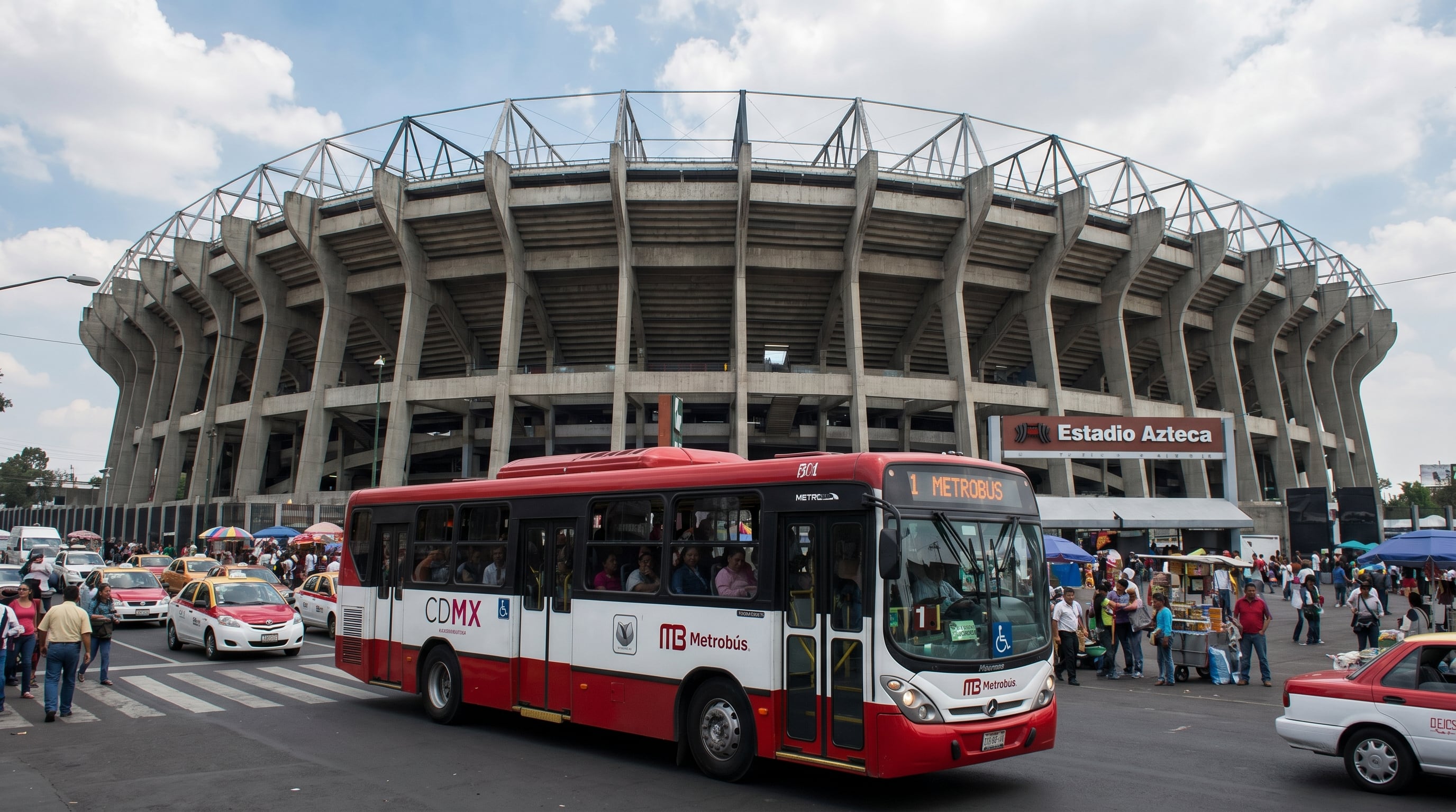 Un Metrobús rojo y blanco circula por una calle concurrida frente al Estadio Azteca. (Imagen Ilustrativa Infobae)