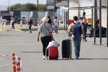 La gente llega al puerto