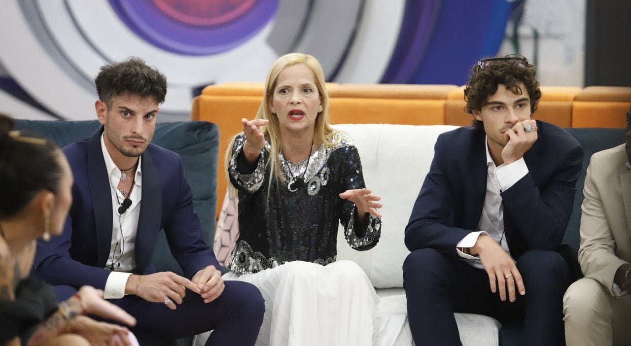 Grecia Colmenares gesticula mientras participa activamente en una discusión durante su estancia en el reality show Grande Fratello.