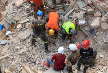 El equipo de rescate trabaja en los escombros de los edificios dañados por la explosión masiva en la zona portuaria de Beirut, en Gemmayze, Líbano, el 4 de septiembre de 2020 (REUTERS/Aziz Taher)