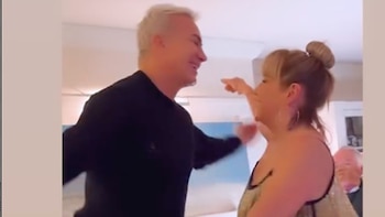 El abrazo entre Flavio Mendoza