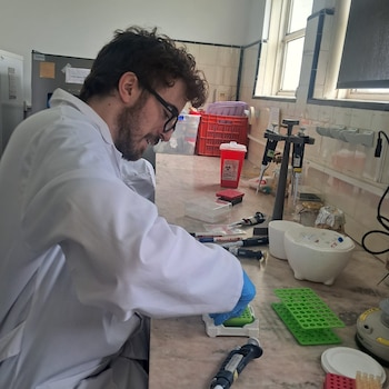 Franco en el laboratorio donde realiza el doctorado en Ciencias Biológicas