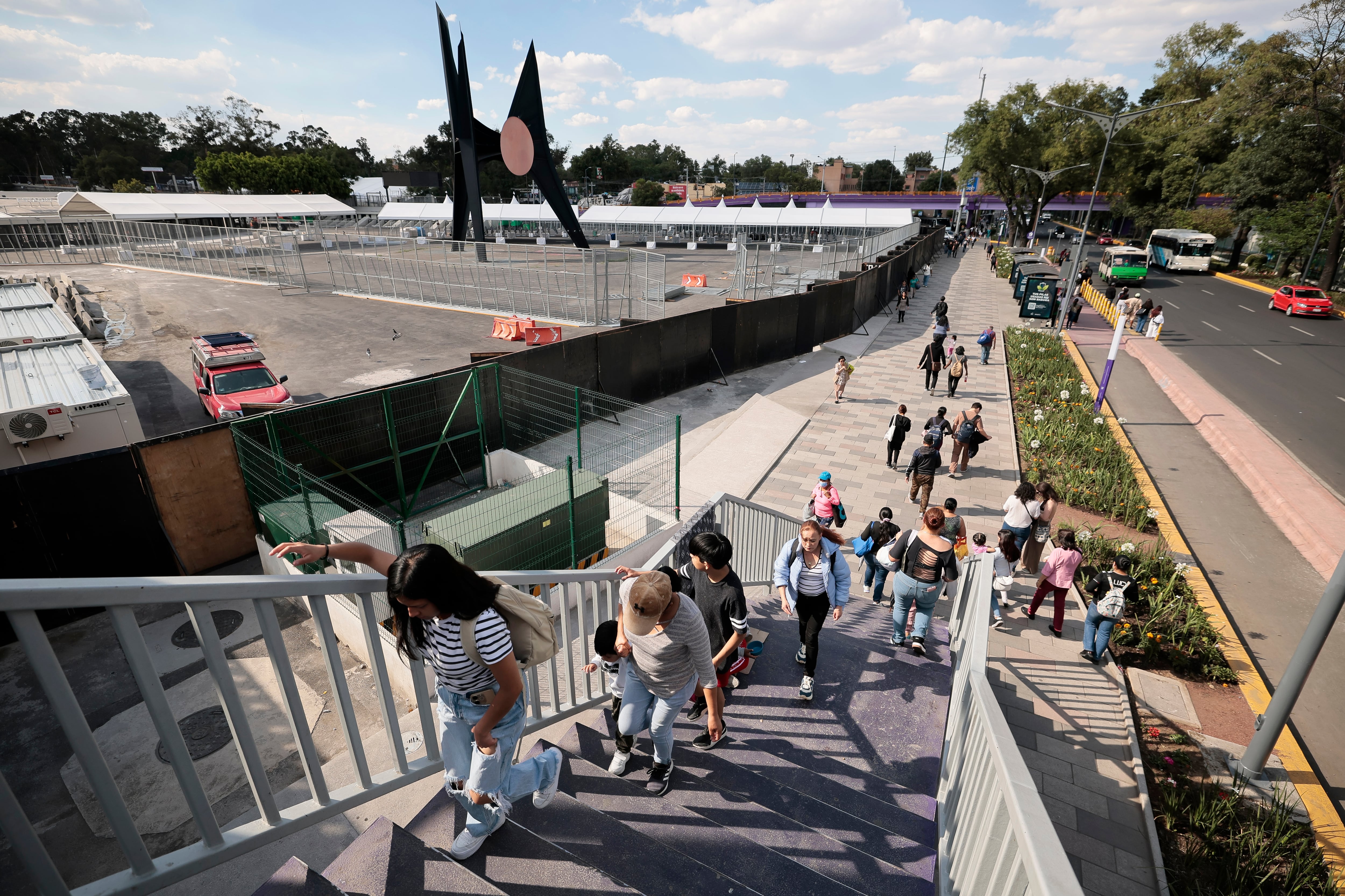El 11 de junio inicia el Mundial 2026 con la Línea 2 del Metro aún en obras, y se prevé saturación en otros transportes y vialidades, obligando a los usuarios a considerar rutas alternas y traslados más extensos. EFE/ José Méndez