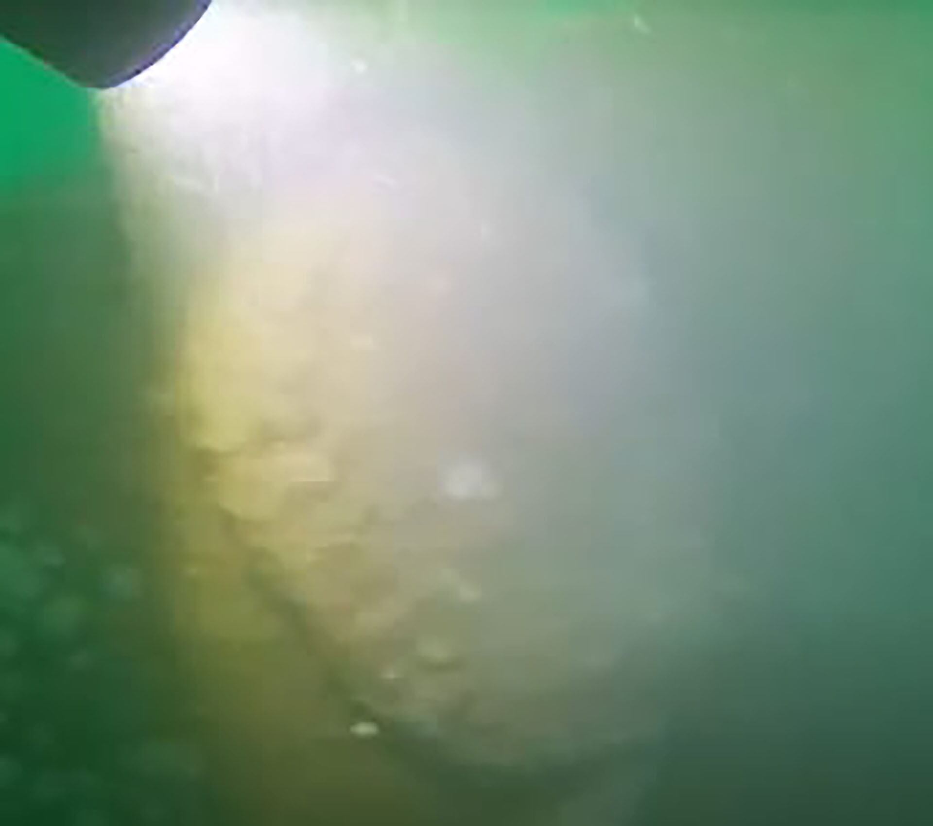 Imagen de la escotilla de torpedo del submarino nazi tomada por la expedición oficial de la Prefectura Naval Argentina