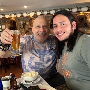 Sean Ruiz es el hijo de Fernando Ruiz y también es utilero, trabaja en los Wolves de Inglaterra - crédito @fernandoruiz6773/instagram