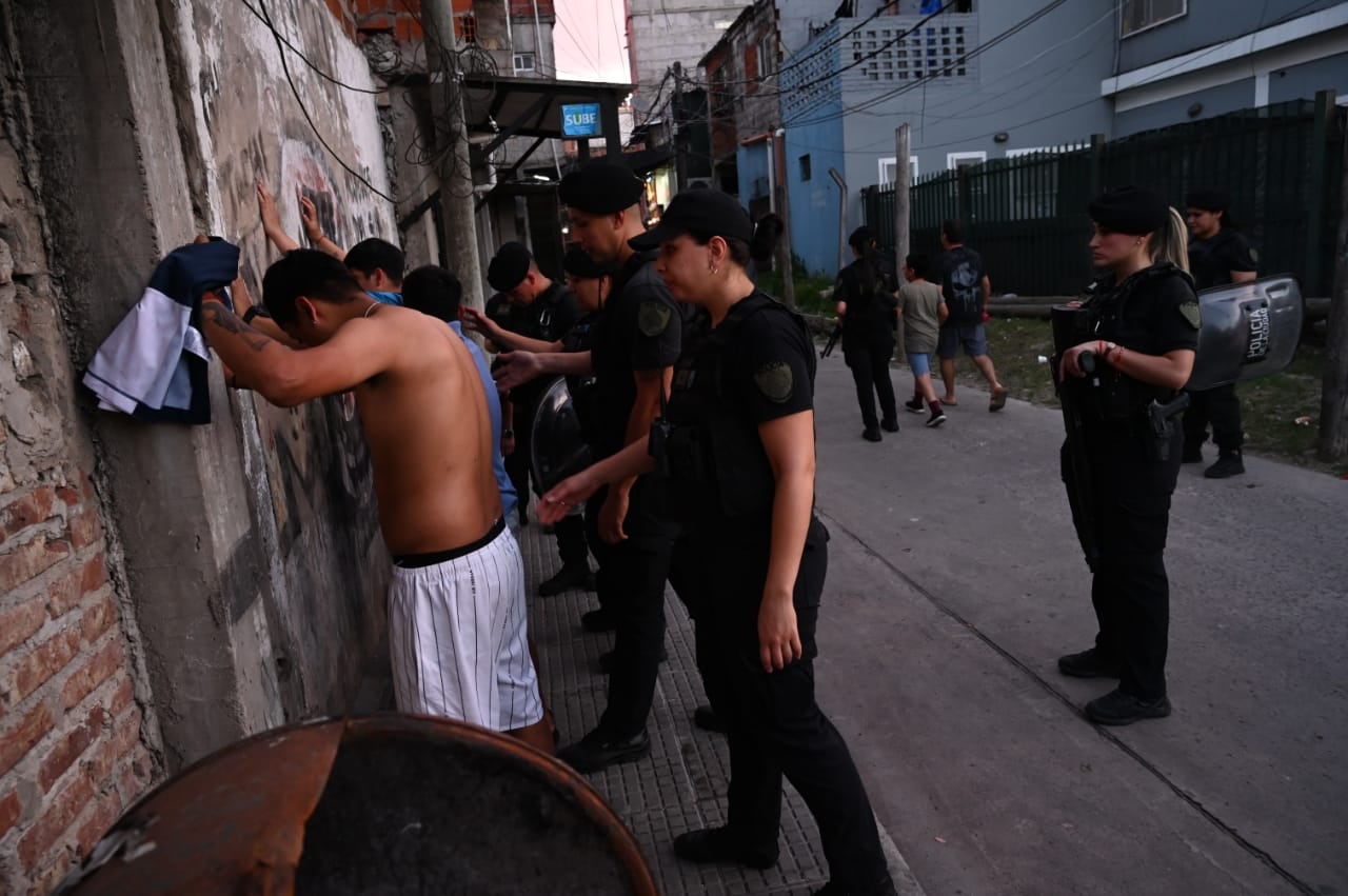 Hay patrullas compuestas por al menos cinco integrantes recorriendo las calles las 24 horas