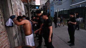 Dos detenidos por día y