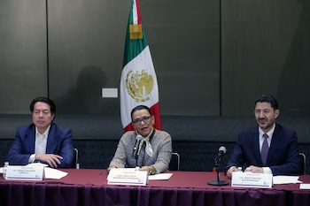 El secretario de Educación Pública, Mario Delgado, (i) la secretaria de Gobernación, Rosa Icela Rodríguez (c), y el director general del Instituto de Seguridad y Servicios Sociales de los Trabajadores del Estado, Martí Batres, participan en una rueda de prensa este miércoles, en Ciudad de México (México). EFE/ Madla Hartz