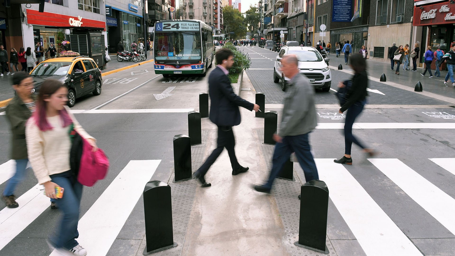 Menos autos, más peatones: las claves de una transformación urbana que avanza en las grandes ciudades