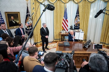 David Sacks está junto al presidente Donald Trump mientras firma órdenes ejecutivas en el Despacho Oval el 23 de enero de 2025. (Jabin Botsford/The Washington Post)
