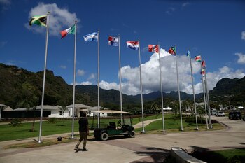 Empleados trabajan este jueves en