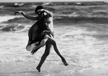 Isadora Duncan fue una bailarina y coreógrafa estadounidense de trascendencia mundial. Su danza era fresca, radical, innovadora, cargada de sensualidad y energía