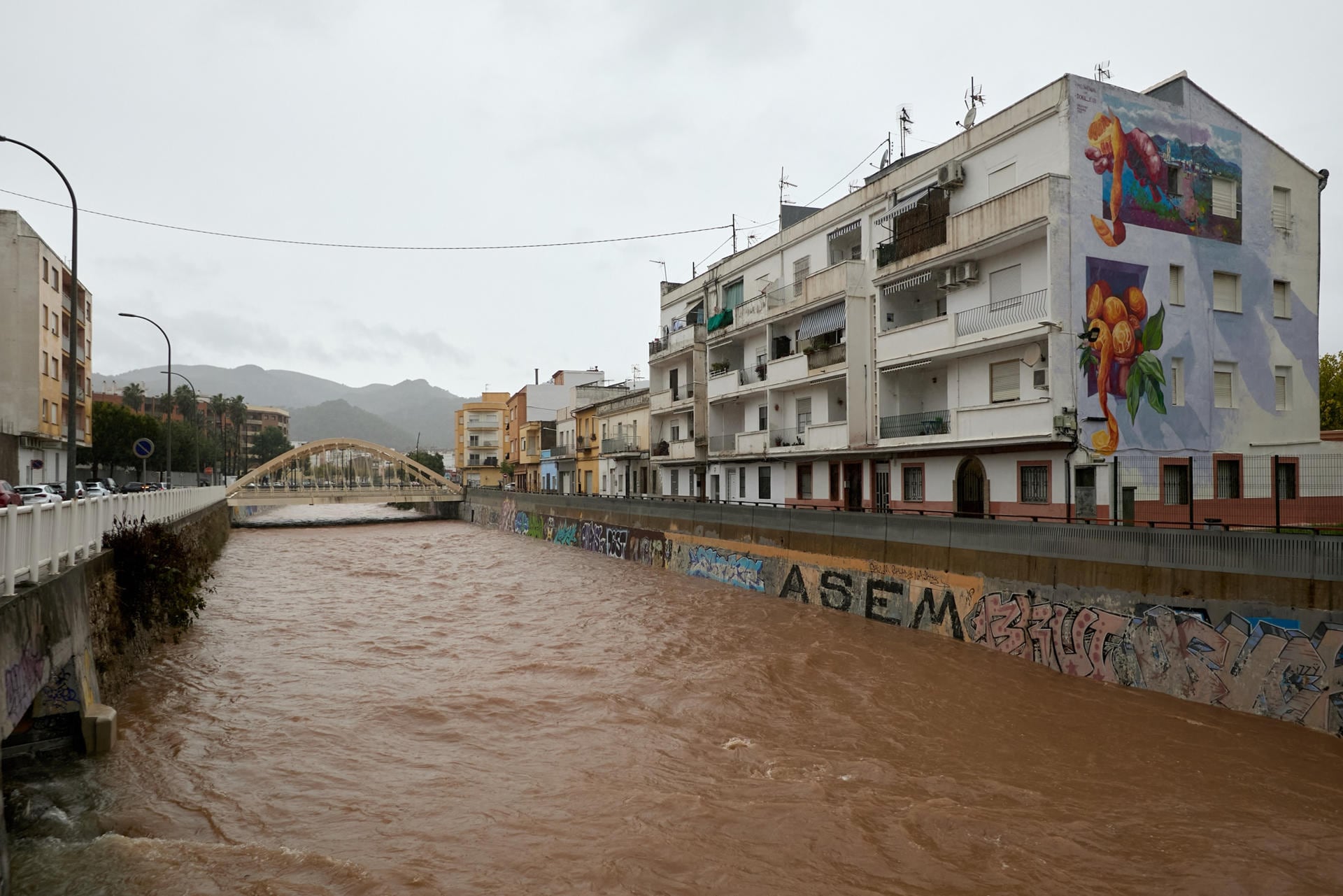 Vista del Barranco de Beniopa, cuyo cauce está lleno debido al temporal de lluvias intensas que afecta a Gandía este lunes. (EFE/ Natxo Francés)