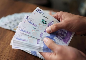 Foto de archivo. Un empleado cuenta billetes de pesos colombianos en una casa de cambios, en Bogotá, Colombia. Julio 11, 2022. REUTERS/Luisa Gonzalez