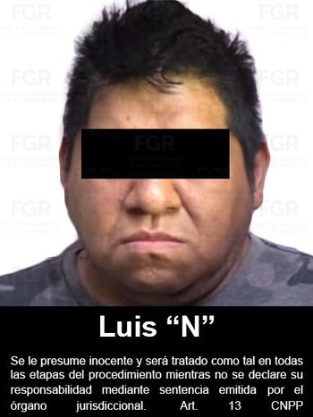 Agentes federales resguardan evidencia tras la detención de Luis “N” en un operativo realizado en la Ciudad de México. Crédito: FGR