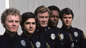 Robert Urich, con el elenco