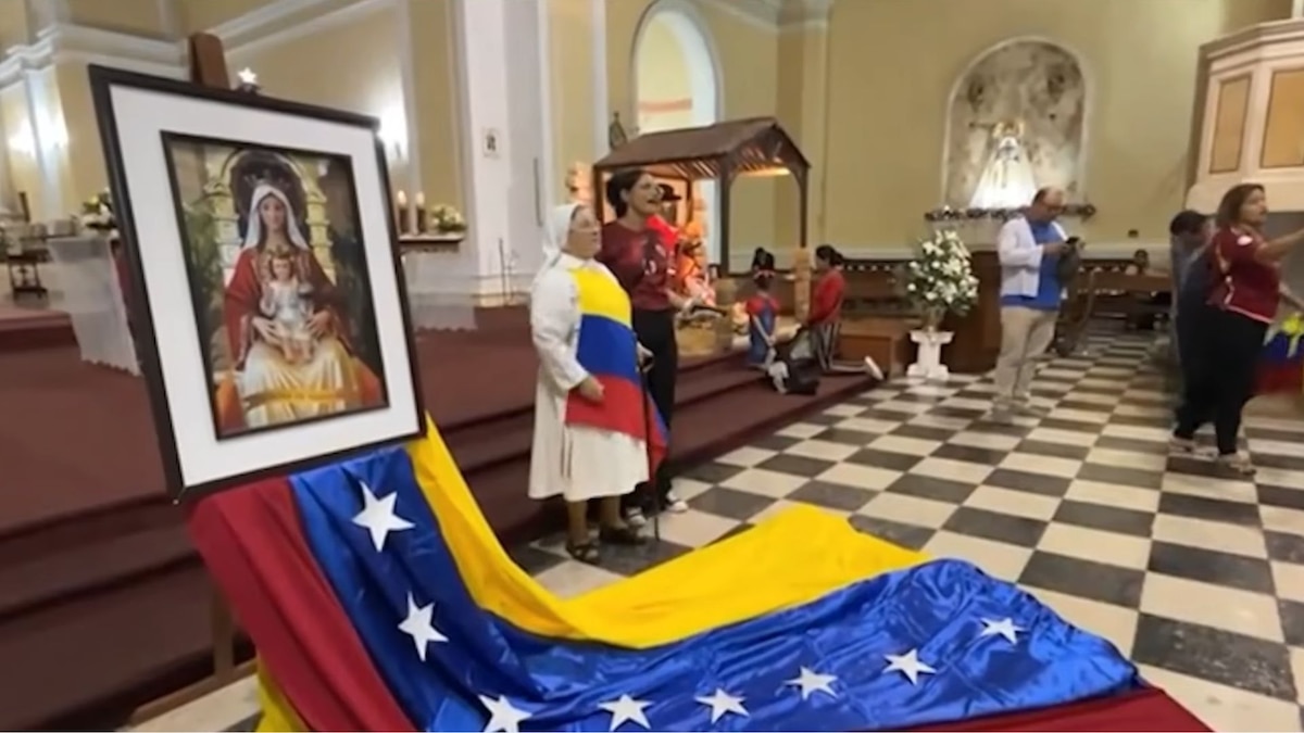 Feligreses venezolanos en la catedral de Tacna con la bandera de Venezuela