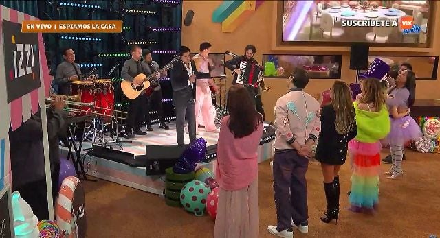 García interpretó “Otra vez” y logró que los participantes se sumaran al baile, de acuerdo con el material audiovisual difundido por la producción del reality. La transmisión se dividió en tres bloques: pregala a las 21:30, gala a las 22:00 y postgala a las 23:30 horas.(Captura de pantalla/ViX)