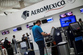 Un pasajero realiza el registro de su equipaje en un mostrador de Aeroméxico en el Aeropuerto Internacional Benito Juárez
(REUTERS/Edgard Garrido)
