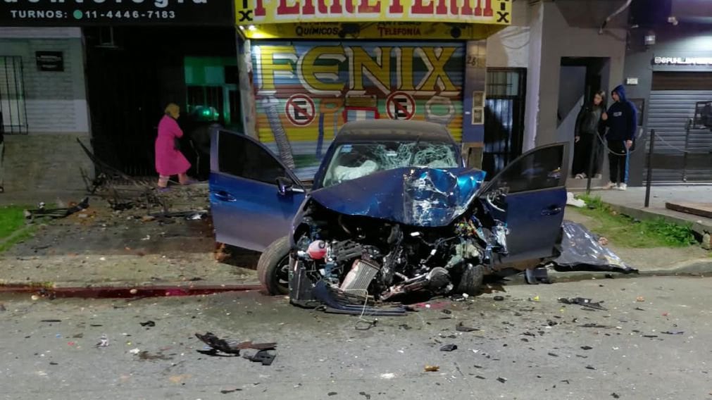 El accidente de tránsito en Quilmes ocurrió pasadas las 2:30 de este lunes y la conductora falleció en el lugar por la gravedad de las heridas